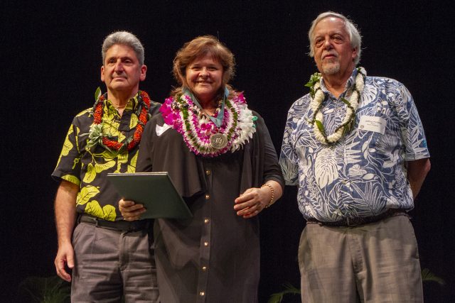 Carolyn Constantin receives award