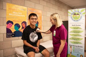 Hawaii keiki nurse checks student's heart