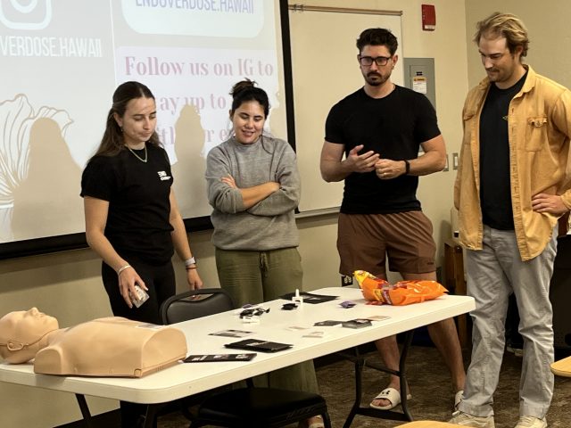 students attend opioid overdose training