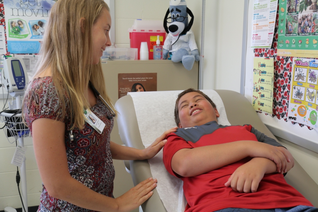 nursing student interacts with keiki volunteer 